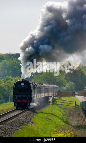 East Lancashire Railway, Bury, Regno Unito. 11 Maggio, 2017. La città di pozzetti locomotiva parte bave Country Park nel bellissimo sole primaverile sulla East Lancashire Railway, Bury. Le temperature sono dovrebbe salire ancora oggi davanti a un meteo porta anteriore sotto la pioggia per domani. Giovedì 11 Maggio, 2017. Credito: Paolo Heyes/Alamy Live News Foto Stock