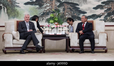 Jinan, Cina. 11 Maggio, 2017. Liu Jiayi (R), segretario di partito della provincia dello Shandong, incontra il premier bavarese Horst Seehofer (L) per colloqui di Jinan, Cina, 11 maggio 2017. Seehofer è in visita in Cina fino al 13 maggio 2017. Foto: Sven Hoppe/dpa/Alamy Live News Foto Stock