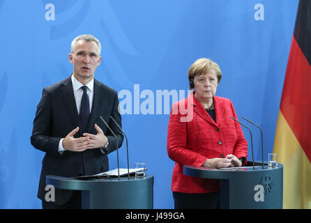 Berlino, Germania. 11 Maggio, 2017. La visita del Segretario generale della NATO Jens Stoltenberg (L) e il Cancelliere tedesco Angela Merkel a partecipare a una conferenza stampa congiunta in Berlino, capitale della Germania, il 11 maggio 2017. Credito: Shan Yuqi/Xinhua/Alamy Live News Foto Stock