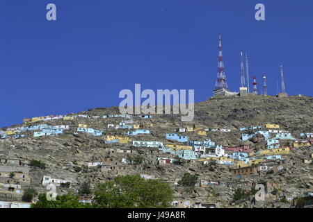 A Kabul, Afghanistan. 11 Maggio, 2017. Dipinta di fresco case sul pendio di una collina a Kabul, Afghanistan, 11 maggio 2017. La città di Kabul administration è in fase di avvio un progetto per migliorare lo stato d'animo dei suoi cittadini e sta avendo duemila case di argilla verniciato colorato. Foto: Mohammad Jawad/dpa/Alamy Live News Foto Stock