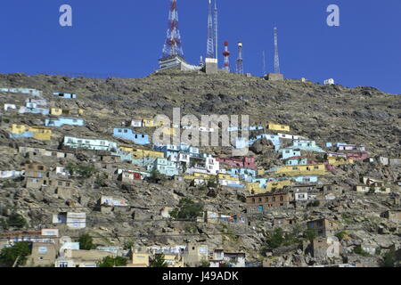 A Kabul, Afghanistan. 11 Maggio, 2017. Dipinta di fresco case sul pendio di una collina a Kabul, Afghanistan, 11 maggio 2017. La città di Kabul administration è in fase di avvio un progetto per migliorare lo stato d'animo dei suoi cittadini e sta avendo duemila case di argilla verniciato colorato. Foto: Mohammad Jawad/dpa/Alamy Live News Foto Stock