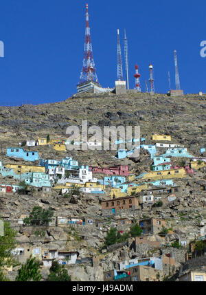 A Kabul, Afghanistan. 11 Maggio, 2017. Dipinta di fresco case sul pendio di una collina a Kabul, Afghanistan, 11 maggio 2017. La città di Kabul administration è in fase di avvio un progetto per migliorare lo stato d'animo dei suoi cittadini e sta avendo duemila case di argilla verniciato colorato. Foto: Mohammad Jawad/dpa/Alamy Live News Foto Stock