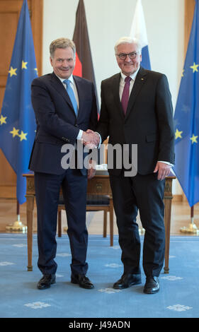 Il Presidente tedesco Frank-Walter Steinmeier (R) stringe la mano con il Presidente finlandese Sauli Niinisto allo Schloss Bellevue di Berlino, Germania, 11 maggio 2017. Foto: Soeren Stache/dpa Foto Stock