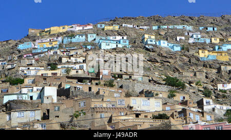 A Kabul, Afghanistan. 11 Maggio, 2017. Dipinta di fresco case sul pendio di una collina a Kabul, Afghanistan, 11 maggio 2017. La città di Kabul administration è in fase di avvio un progetto per migliorare lo stato d'animo dei suoi cittadini e sta avendo duemila case di argilla verniciato colorato. Foto: Mohammad Jawad/dpa/Alamy Live News Foto Stock