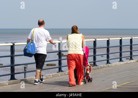 Southport, Merseyside, 11 maggio 2017. Regno Unito Meteo. Una calda e soleggiata giornata in Inghilterra del nord ovest come turisti che affollano la tradizionale stazione balneare di Southport nel Merseyside. Alti di 20˚C e segue le magie di sole per tutto il giorno come un mini ondata di caldo passa sopra il Regno Unito con il caldo e umido dovrebbe continuare nel weekend. Credito: Cernan Elias/Alamy Live News Foto Stock