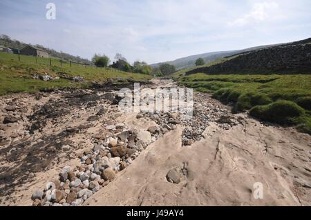 Yorkshire, Regno Unito. 11 Maggio, 2017. L'estate è arrivata presto per il famoso Yorkshire Dales in Inghilterra. Le acque sono in esecuzione a bassa nella parte superiore del fiume Wharfe nella bellissima Wharfedale, N Yorkshire in un momento in cui la tarda primavera torrenti normalmente riempire i fiumi e i suoi affluenti. Sezioni del Wharfe vicino Oughtershaw e Hubberholme, un ritrovo preferito dello scrittore J B Priestley, mostra esposta e ghiaia rockbeds normalmente non ha rivelato fino alla fine di giugno. Un mini ondata di caldo in questi ultimi giorni sta portando un inizio di tocco di estate per il tanto fotografate regione. Credito: David Hickes/Alamy Live News Foto Stock