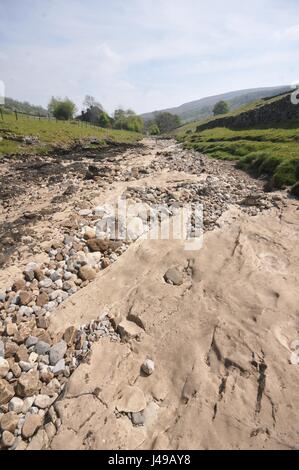 Yorkshire, Regno Unito. 11 Maggio, 2017. L'estate è arrivata presto per il famoso Yorkshire Dales in Inghilterra. Le acque sono in esecuzione a bassa nella parte superiore del fiume Wharfe nella bellissima Wharfedale, N Yorkshire in un momento in cui la tarda primavera torrenti normalmente riempire i fiumi e i suoi affluenti. Sezioni del Wharfe vicino Oughtershaw e Hubberholme, un ritrovo preferito dello scrittore J B Priestley, mostra esposta e ghiaia rockbeds normalmente non ha rivelato fino alla fine di giugno. Un mini ondata di caldo in questi ultimi giorni sta portando un inizio di tocco di estate per il tanto fotografate regione. Credito: David Hickes/Alamy Live News Foto Stock