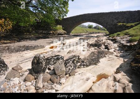 Yorkshire, Regno Unito. 11 Maggio, 2017. L'estate è arrivata presto per il famoso Yorkshire Dales in Inghilterra. Le acque sono in esecuzione a bassa nella parte superiore del fiume Wharfe nella bellissima Wharfedale, N Yorkshire in un momento in cui la tarda primavera torrenti normalmente riempire i fiumi e i suoi affluenti. Sezioni del Wharfe vicino Oughtershaw e Hubberholme, un ritrovo preferito dello scrittore J B Priestley, mostra esposta e ghiaia rockbeds normalmente non ha rivelato fino alla fine di giugno. Un mini ondata di caldo in questi ultimi giorni sta portando un inizio di tocco di estate per il tanto fotografate regione. Credito: David Hickes/Alamy Live News Foto Stock