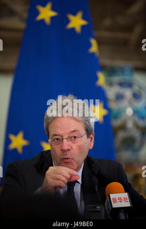 Roma, Italia. Il 10 maggio, 2017. Primo Ministro italiano Paolo Gentiloni riceve un'intervista con media cinesi a Palazzo Chigi in Roma, Italia, il 10 maggio 2017. Primo Ministro italiano Paolo Gentiloni ha detto che l'Italia e la Cina aveva un sacco di dare ad ogni altro in termini di turismo e di una cooperazione culturale perché sono entrambe le antiche civiltà " che colpiscono la fantasia popolare.' Credit: Jin Yu/Xinhua/Alamy Live News Foto Stock