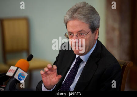 Roma, Italia. Il 10 maggio, 2017. Primo Ministro italiano Paolo Gentiloni riceve un'intervista con media cinesi a Palazzo Chigi in Roma, Italia, il 10 maggio 2017. Primo Ministro italiano Paolo Gentiloni ha detto che l'Italia e la Cina aveva un sacco di dare ad ogni altro in termini di turismo e di una cooperazione culturale perché sono entrambe le antiche civiltà " che colpiscono la fantasia popolare.' Credit: Jin Yu/Xinhua/Alamy Live News Foto Stock