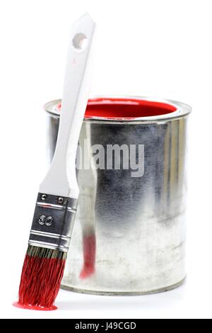 Benna con il colore rosso della vernice e pennello isolati su sfondo bianco Foto Stock