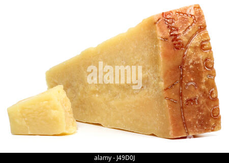 Formaggio duro italiano isolato su sfondo bianco Foto Stock