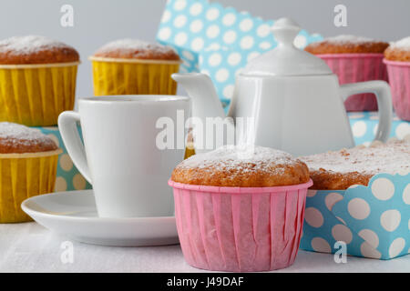 Torte con tè sul tavolo Foto Stock