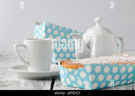 Torte con tè sul tavolo Foto Stock