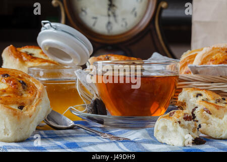 La prima colazione con pane con uvetta e cottage ripieno di formaggio Foto Stock