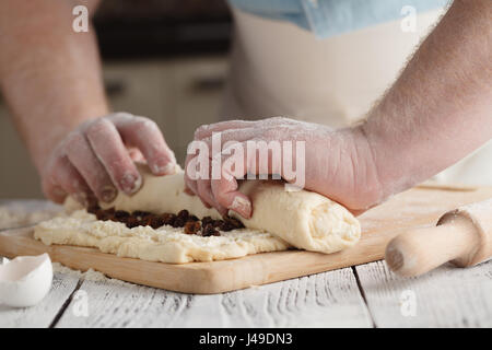 La laminazione maschio cotage cheese strudel di uva passa Foto Stock