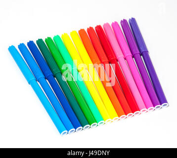 Coloratissimo punta in feltro penne .multicolori penne Felt-Tip .multicolori penne Felt-Tip isolato su uno sfondo bianco . Foto Stock