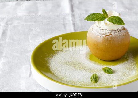 Mela cotta e dessert pera con gelato Foto Stock