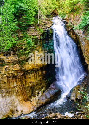 Vista panoramica di minatori cade in Pictured Rocks National Lakeshore sulla Penisola Superiore, Michigan Foto Stock