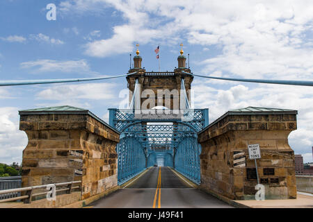 John A. Roebling Suspension Bridge si trova a Cincinnati, Ohio. Foto Stock