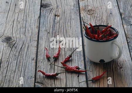 Essiccato Red Hot Chili Peppers nel metallo mug macro Foto Stock