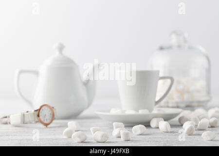 Chiave di alta. Marshmallow bianco sul tavolo con caffè Foto Stock