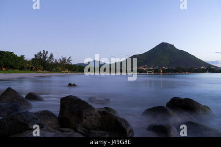 Foto di Tamarin spiaggia pubblica, Mauritius, appena dopo il tramonto. Foto Stock