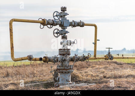 Il vecchio gasdotto nel mezzo del campo. L'estrazione di gas dal deposito. L'Ucraina. Foto Stock