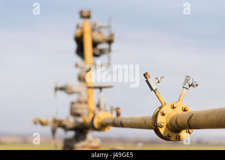 Il vecchio gasdotto nel mezzo del campo. L'estrazione di gas dal deposito. L'Ucraina. Foto Stock