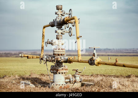 Il vecchio gasdotto nel mezzo del campo. L'estrazione di gas dal deposito. L'Ucraina. Foto Stock