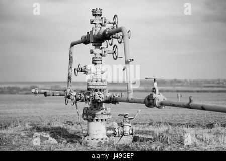 Il vecchio gasdotto nel mezzo del campo. L'estrazione di gas dal deposito. L'Ucraina. Foto Stock