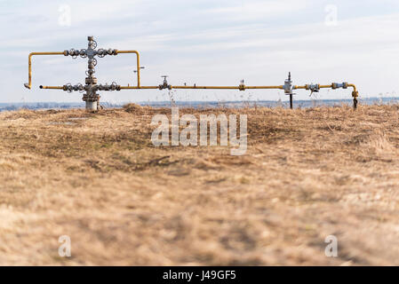 Il vecchio gasdotto nel mezzo del campo. L'estrazione di gas dal deposito. L'Ucraina. Foto Stock