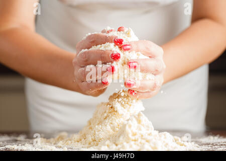 Rendendo la pasta frolla impasto da donna con le mani in mano Foto Stock