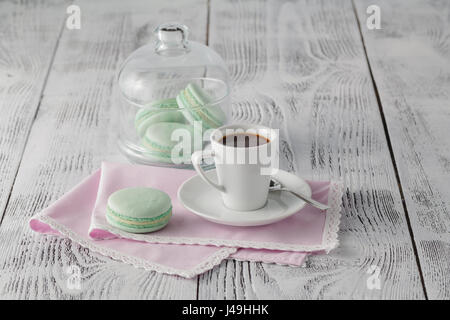 Buona mattina concetto con caffè espresso e amaretti. Copia con spazio per il testo Foto Stock