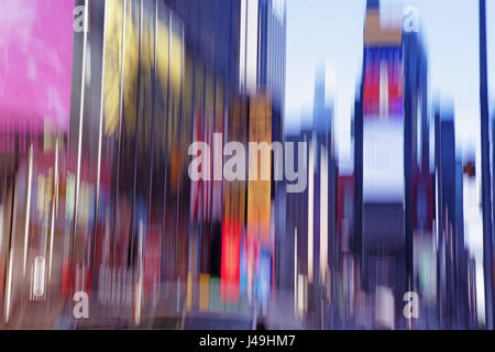 Times Square New York City blur, astratto colorato motion blur, lunga esposizione sfocato sfondo diurno Foto Stock