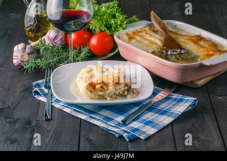 Rilassatevi cena per uno. Lasagne con bicchiere di vino Foto Stock