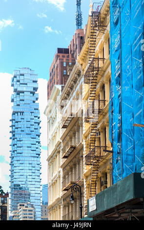 Un nuovo e moderno grattacielo a 56 Leonard Street in Tribeca di design unico visto dalla storica ghisa quartiere di SoHo Foto Stock