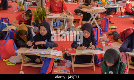 Le ragazze di classe di disegno, Malacca, Malaysia Foto Stock