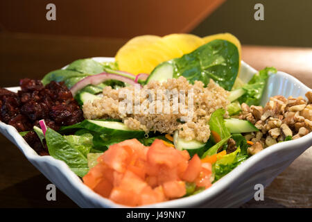 Un misto di frutta e insalata di dado, preparata di fresco e fornite localmente. Foto Stock