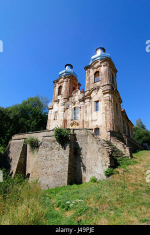 Abbandonata la chiesa della Visitazione - ex villaggio Skoky, Repubblica Ceca Foto Stock