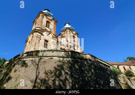 Abbandonata la chiesa della Visitazione - ex villaggio Skoky, Repubblica Ceca Foto Stock