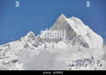 Guardando a una gamma di montagne dell'Himalaya. Annapurna Base Camp Trek. Foto Stock
