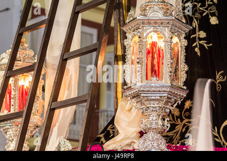 La Settimana Santa a San Fernando, Cadiz, Spagna. Dettaglio del passaggio della confraternita della carità durante la processione di Pasqua Foto Stock