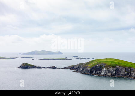 Penisola di Dingle, nella contea di Kerry, Irlanda - Inishtooskert, aka the Dead Man o il gigante addormentato , è la più settentrionale delle isole Blasket. Foto Stock