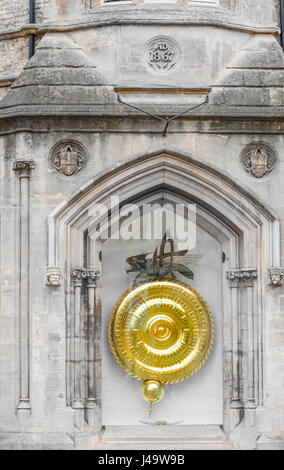 Installato nella porta di un ex edificio della banca (risalente al 1867) , il chronophage (tempo-eater) e grande orologio disegnato da John Taylor fuori C Foto Stock