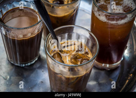 HANOI, VIETNAM - CIRCA NEL SETTEMBRE 2014: caffè freddo nelle strade di Hanoi, Vietnam. Foto Stock