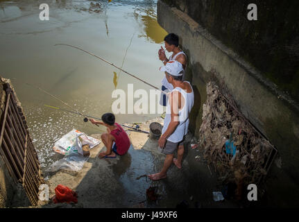 VAN HA, VIETNAM - CIRCA NEL SETTEMBRE 2014: gli abitanti di un villaggio di pesca oltre il Fiume Cau nel Lang Gom Tho ha villaggio. Il villaggio appartiene alla Van Ha comune Foto Stock