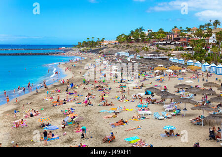 La gente a prendere il sole a Playa del Duque beach a Tenerife, Spagna Foto Stock