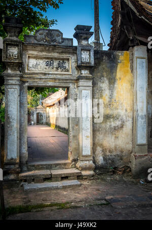 VAN HA, VIETNAM - CIRCA NEL SETTEMBRE 2014: Tempio all'Lang Gom Tho ha villaggio. Il villaggio appartiene alla Van Ha comune è situato a 50km da Foto Stock