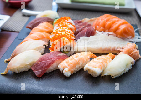 Una selezione di giapponese sushi e sashimi con daikon guarnire Foto Stock